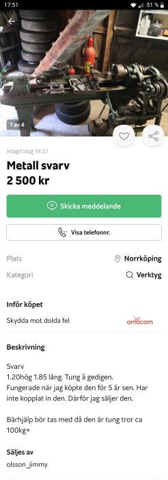 Metallsvets i verkstad omgiven av däck och verktyg.