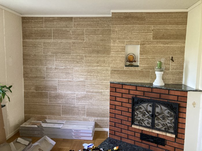 Porös och gropig stenvägg som skapar en diskussion om återanvändning för golvbeläggning.