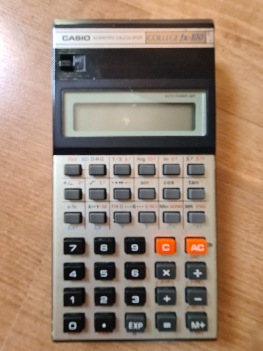 En använd Casio miniräknare, modell fx-100, med synliga knappar och display.