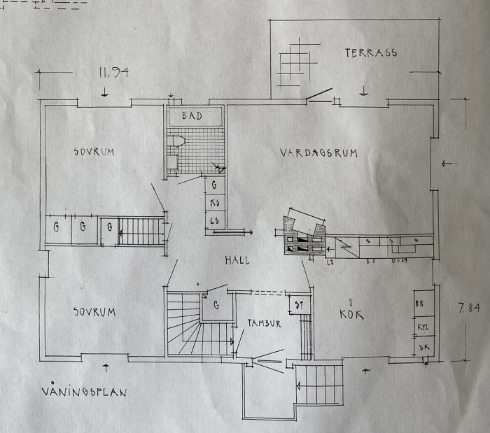 Handritad planritning av en villa från 1954 med markerad terrass och potentiell utbyggnad för nytt sovrum.