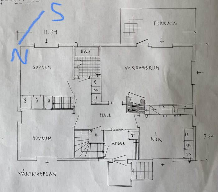 Handritad planritning av hus med markeringar som illustrerar solens riktning.