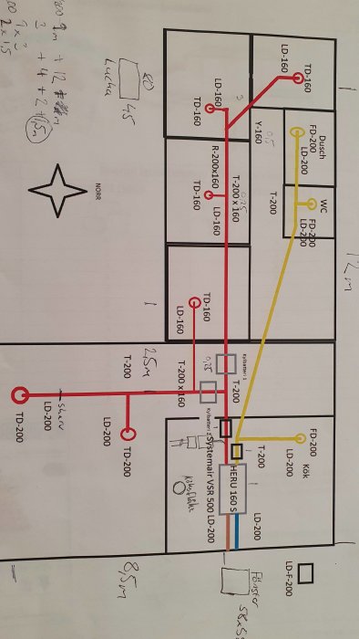 Schematisk ritning av rördragning för kylsystem i en byggnad, med markeringar och anteckningar.