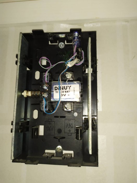 Gamla transformatorn i ringklocka, telekabel synlig, före byte till PSS10 24VAC.