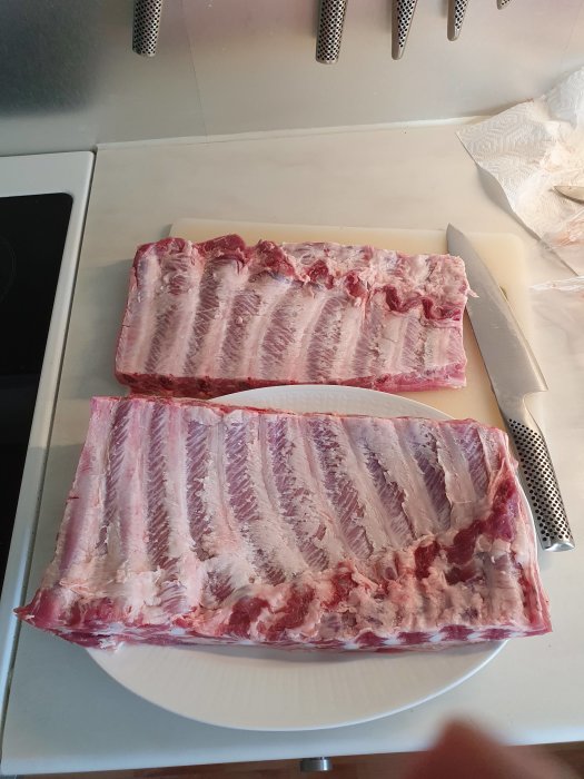 Två rader med putsade spare ribs i Saint Louis-stil redo för grillning.
