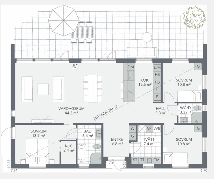 Arkitektonisk planritning av ett hus med benämnda rum och måttangivelser.