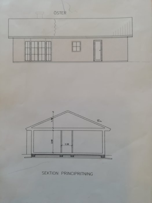 Arkitektritningar av en hussektion och fasad som visar planerad tillbyggnad och ryggåstak.
