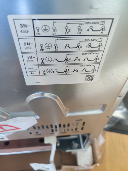 Etikett på en spis som visar olika elanslutningar för 3N, 2N, och 1N med symboler och strömstyrkor.