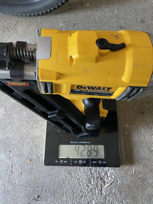 Dewalt verktyg med 5Ah batteri väger 4289 gram på en digital våg.