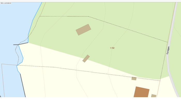 Tomtgräns markerad med streckad linje och byggnader inom en fastighetskarta.