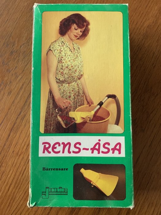 Vintage Rens-Åsa förpackning med bild på en kvinna och ett redskap för bärrensning.