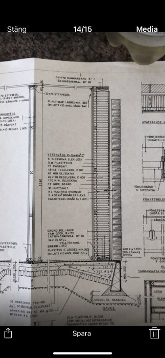 Detaljerad byggteknisk ritning av ett hus med mått och materialspecifikationer, med fokus på en väggsektion.