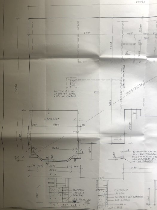 Arkitektonisk byggritning med måttsättningar för olika rum i en bostad.