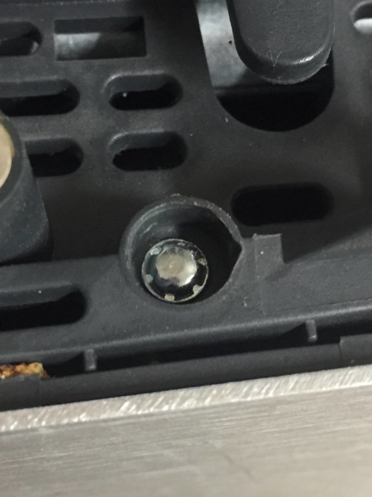 Närbild på en ovanlig säkerhetsskruv på en brödrost på 6mm i diameter.