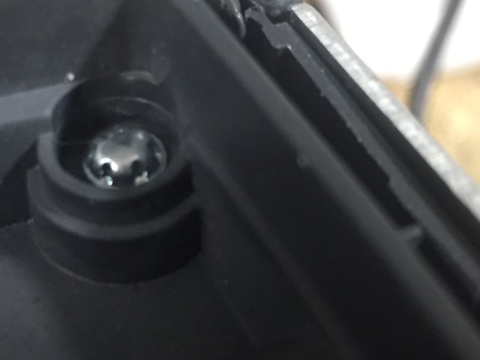 Närbild på en säkerhetsskruv med ovanlig design, ungefär 6mm i diameter, i en brödrost.