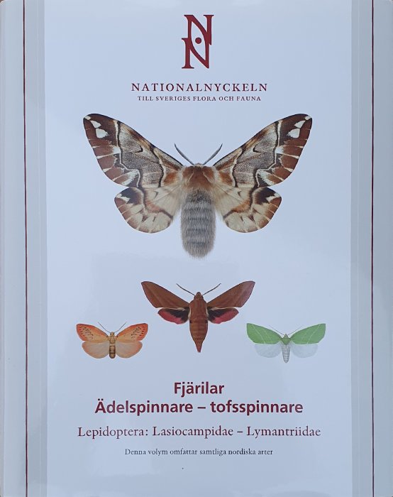 Omslag för boken "Nationalnyckeln till Sveriges flora och fauna" med bilder av olika fjärilar.