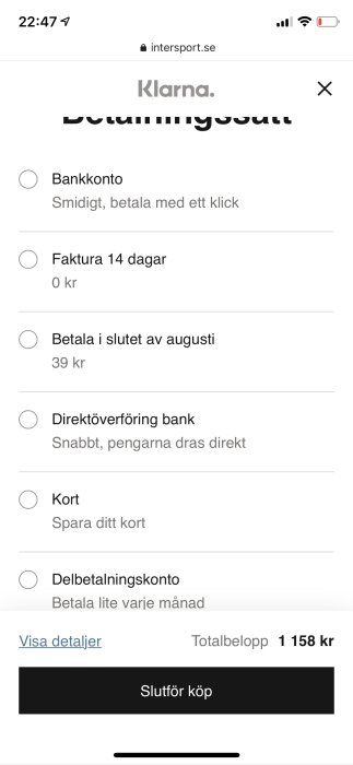 Skärmdump av Klarna betalningsalternativ som banköverföring, faktura, och kortbetalning på en mobil webbläsare.