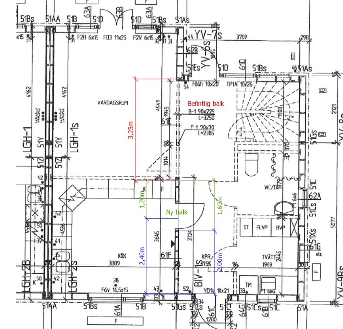 Arkitektonisk planritning av ett parhus som visar föreslagen balkförlängning och bevarad väggstruktur med måttangivelser.