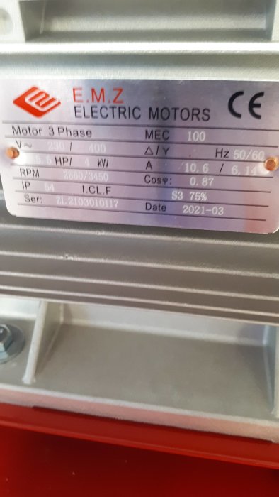 Bild på märkskylten för en elektrisk motor som visar tekniska specifikationer inklusive spänning och ampere.