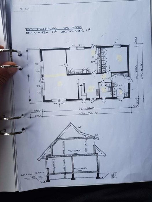 Planritning av en 1 1/2 plansvilla med specifikationer, inklusive bottenvåning och husets sektionsritning.