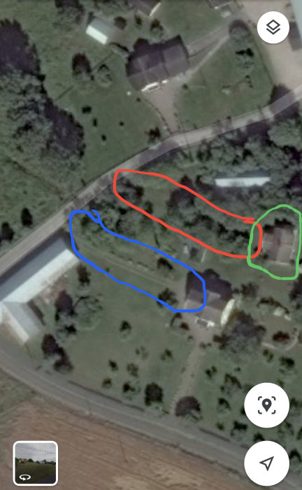 Satellitbild av en tomt med blå inringad privat grusväg och en grön inringad fastighet med servitut på röd markerad väg.