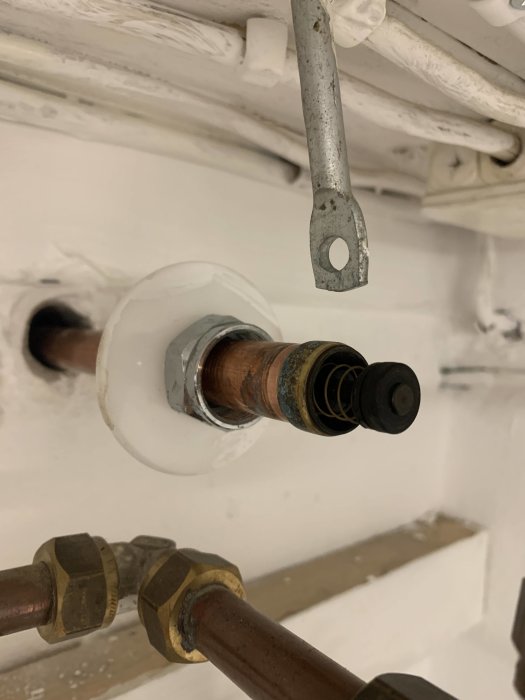 Närbild på en öppen vattenutkastare med synliga ventildelar och anslutande rör.