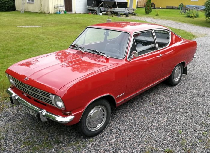 Röd Opel Kadett B Coupé från 1968 parkerad på en grusuppfart.