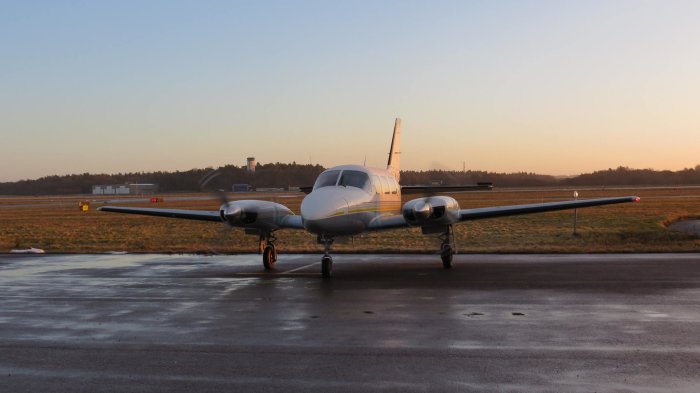 Privatflygplan parkerat på en flygplats vid gryning.