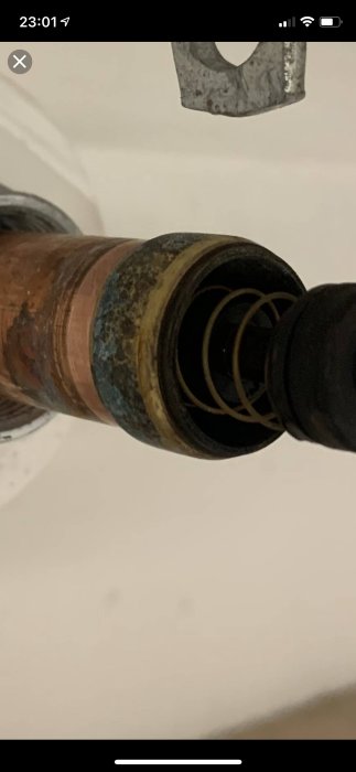 Kopparvattenrör med klämring som glidit 1cm, i behov av justering för täthet.