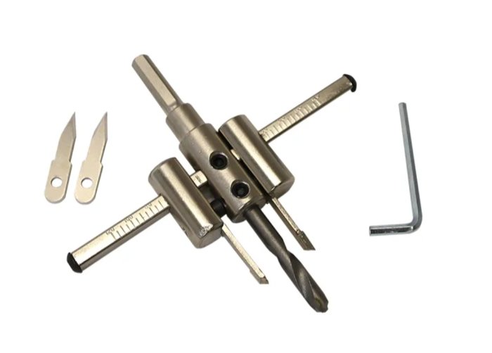 Ställbar hålborr och tillbehör med skruvmejslar och mätskala på vitt underlag.