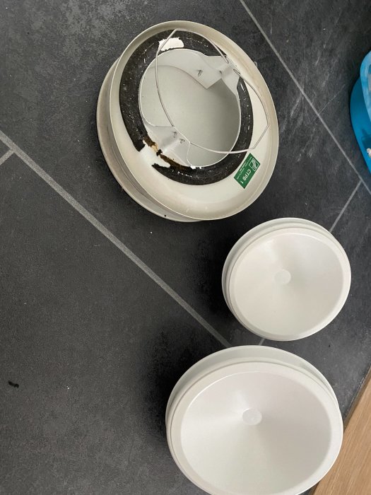 Luftdon med olika storlekar på mörkgrå bakgrund, ett grenrör med mögel samt två nya vita don.