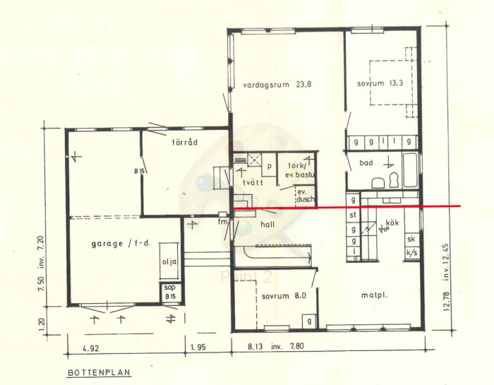 Planritning av en bostad med markerat område för en reglad väggstump och pelarposition.
