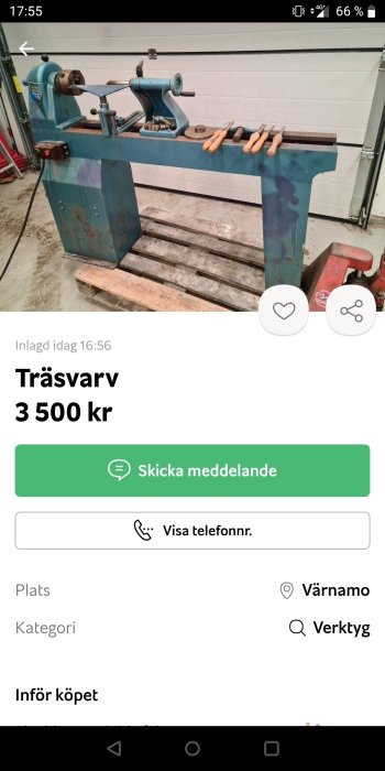 Blå trävarv till salu på en betonggolv med tillbehör och prisskylt.