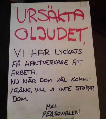 Skylt med texten "URSÄKTA OLJUDET, VI HAR LYCKATS FÅ HANTVERKARE ATT ARBETA. MVH PERSONALEN".