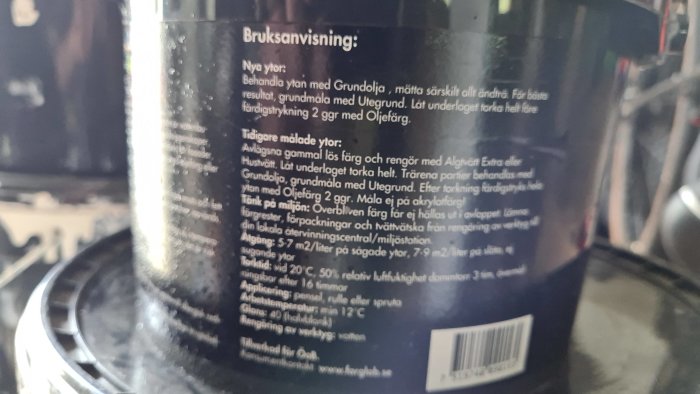 Burk med instruktioner för målning, varnar för användning på akrylatytor.