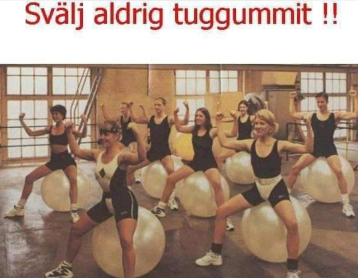 Grupp människor tränar på stora bollar i gym, texten "Svälj aldrig tuggummit" överlagrad.