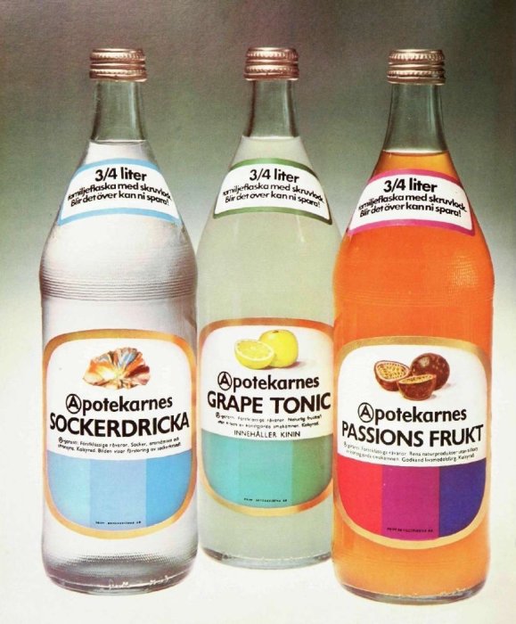 Tre gamla Apotekarnes läskflaskor märkta "3/4 liter", smakerna SOCKERDRICKA, GRAPE TONIC och PASSIONS FRUKT.