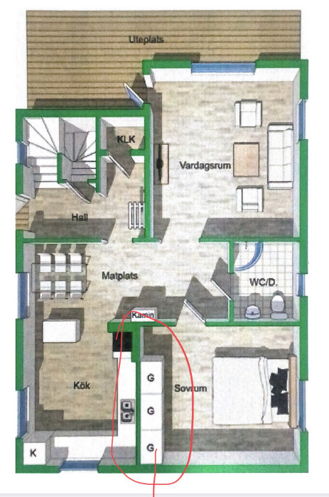 Planritning av hus med markerad vägg som planeras att öppnas upp för dörrhål nära kamin.