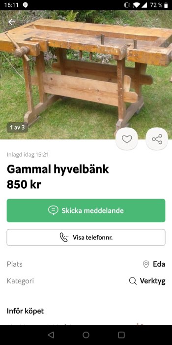 Gammal trähyvelbänk utomhus på gräs, använd och robust med synlig slitage och arbetsverktyg.