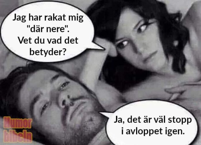 Illustration av ett par i sängen med pratbubblor innehållande text som skämtsamt diskuterar rakning och avloppsproblem.