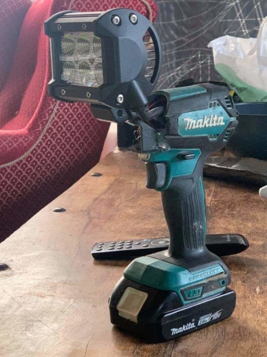 Makita batteridriven skruvdragare med LED-lampa på en arbetsbänk.