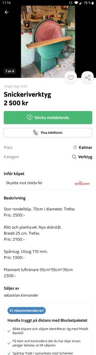 Stor rund grön rondellslipmaskin i en verkstad med arbetsbänk och verktyg i bakgrunden.