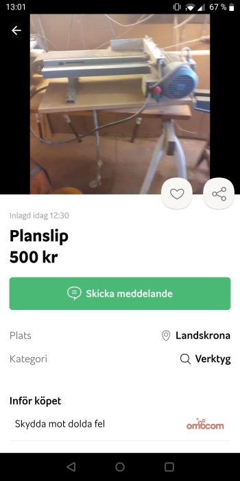 Planslipmaskin på ett arbetsbord upplyst i ett verkstadsutrymme.