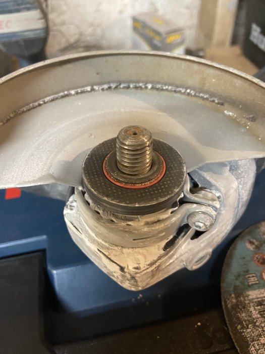 Monterad slip-skiva på vinkelslip med övre låsring och synlig O-ring.