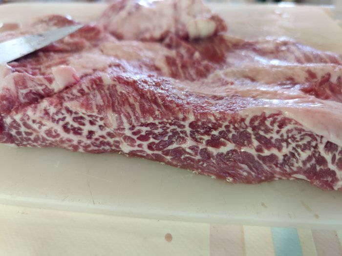 Rått grisrevben på skärbräda redo för matlagning.