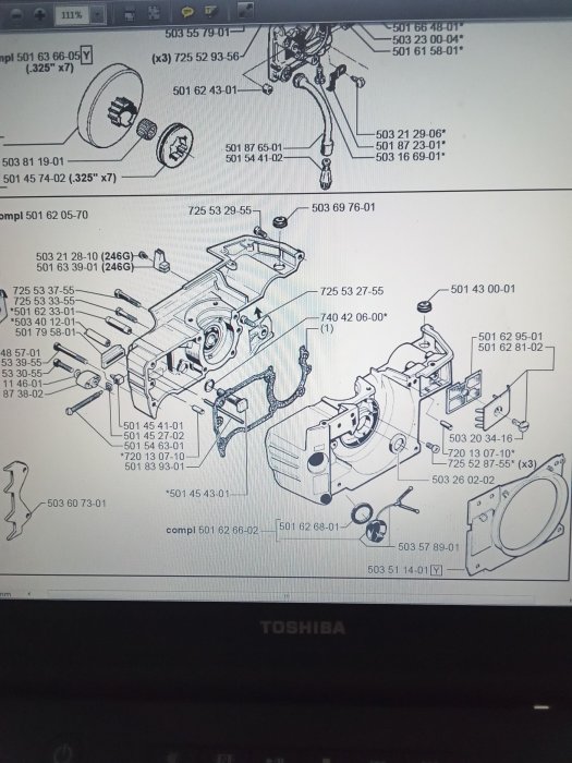 Schematisk bild av motordelar och komponenter på en bärbar dator med fokus på drevet i övre vänstra hörnet.