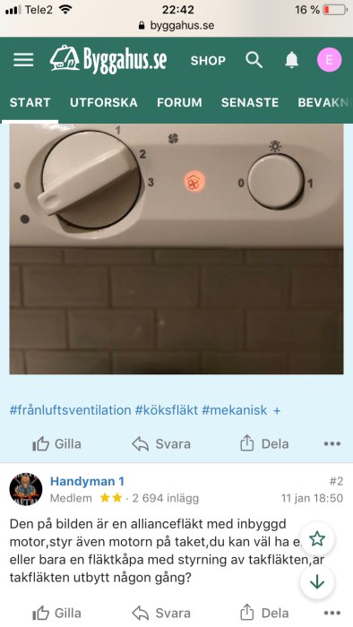Kontrollpanel för köksfläkt med vred och inställningsikoner på vägg.
