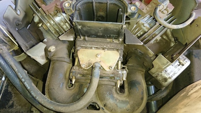 Öppen motor med cylindrar och slangar, troligen Briggs eller Intek, 20 hästkrafter.