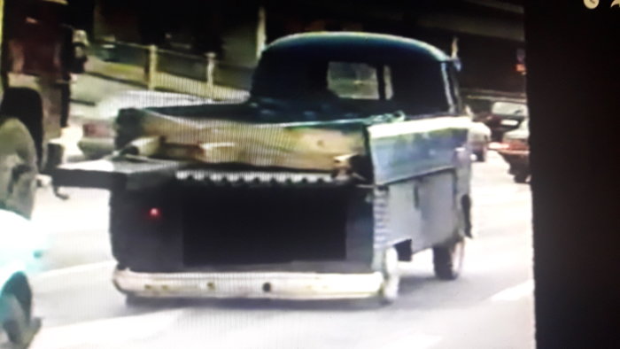 Gammal pickupbil fångad på övervakningsvideo 1989, synlig i en trafikscen.