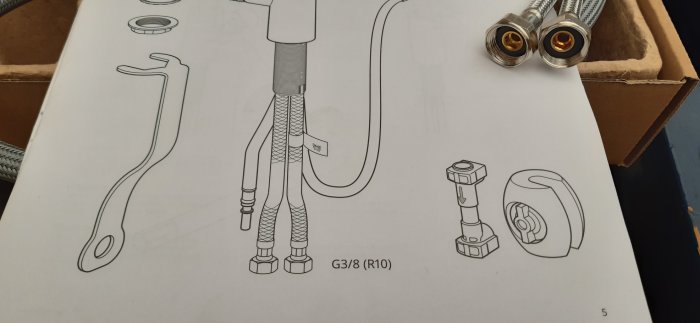 Illustration av blandarslangar och komponenter för vattenanslutning mot bakgrund av kartong.