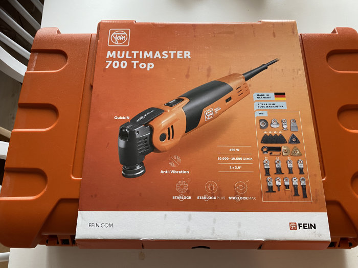 Fein Multimaster 700 Top multiverktyg i förpackning med tillbehör och tekniska specifikationer.